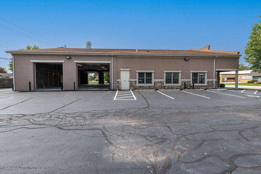 More Photos Of 869 W 2nd St, Xenia Showroom For Lease