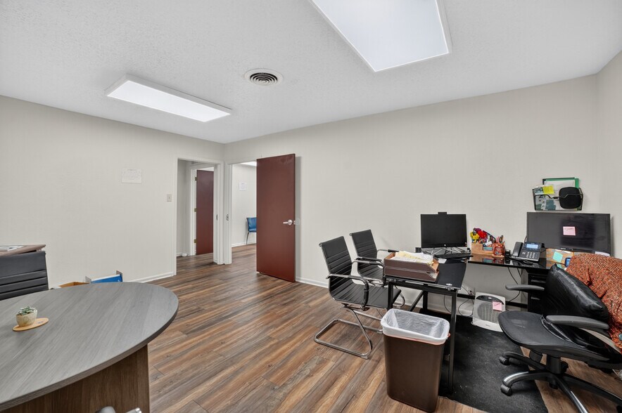 More Photos Of 108-110 W Grove St, Kaufman Office For Lease