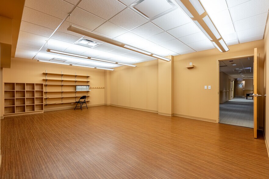 More Photos Of 111 N Wabash Ave, Chicago Office For Sale