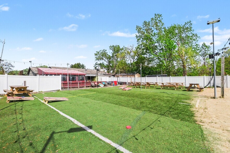 More Photos Of 5153 Fenton Rd, Flint Restaurant For Sale