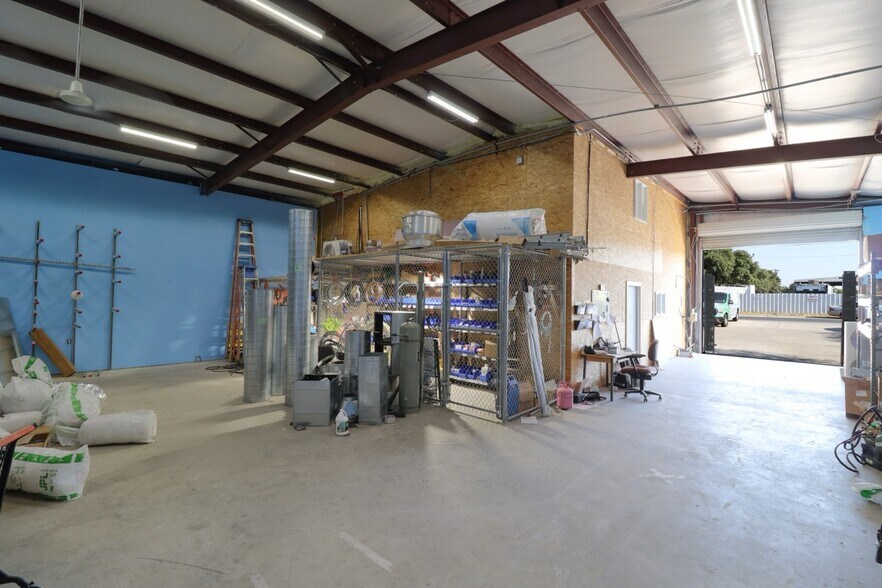 More Photos Of 305 Victor St, Austin Warehouse For Sale