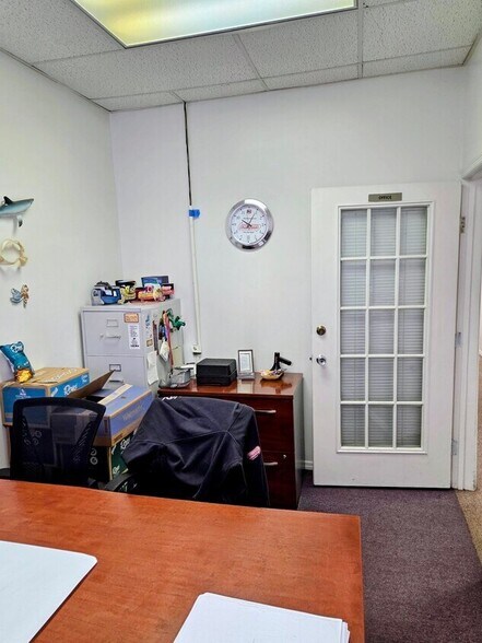 More Photos Of 7810 Kingspointe Pky, Orlando Warehouse For Lease