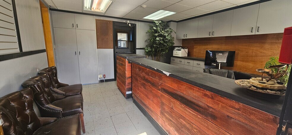More Photos Of 2909 N Crestline St, Spokane Showroom For Lease