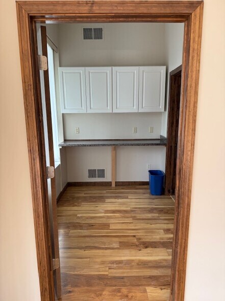 More Photos Of 21 Mohawk Trl, Greenfield Unknown For Lease