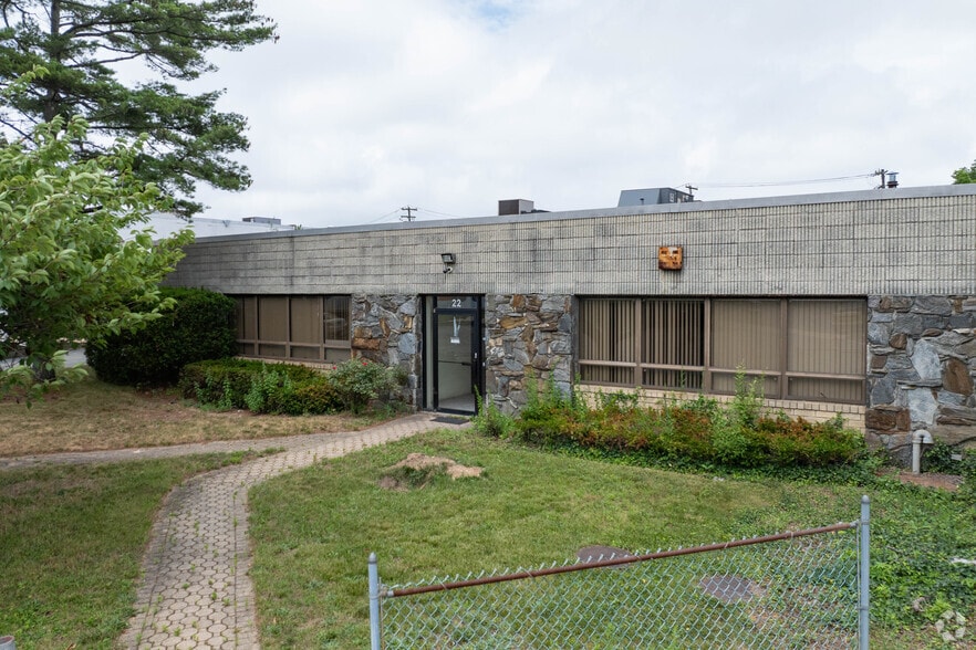 More Photos Of 22 Connor Ln, Deer Park Warehouse For Lease