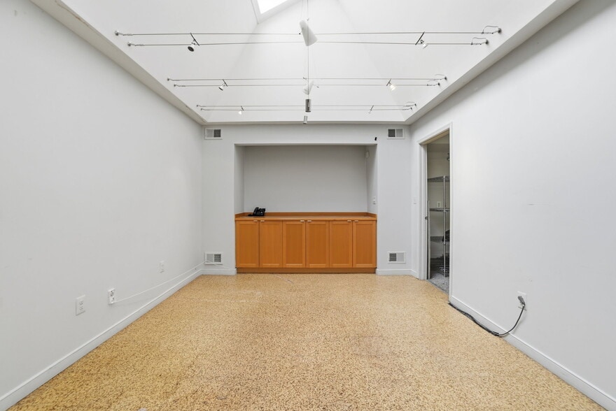 More Photos Of 901 2nd St NE, Washington Office For Sale
