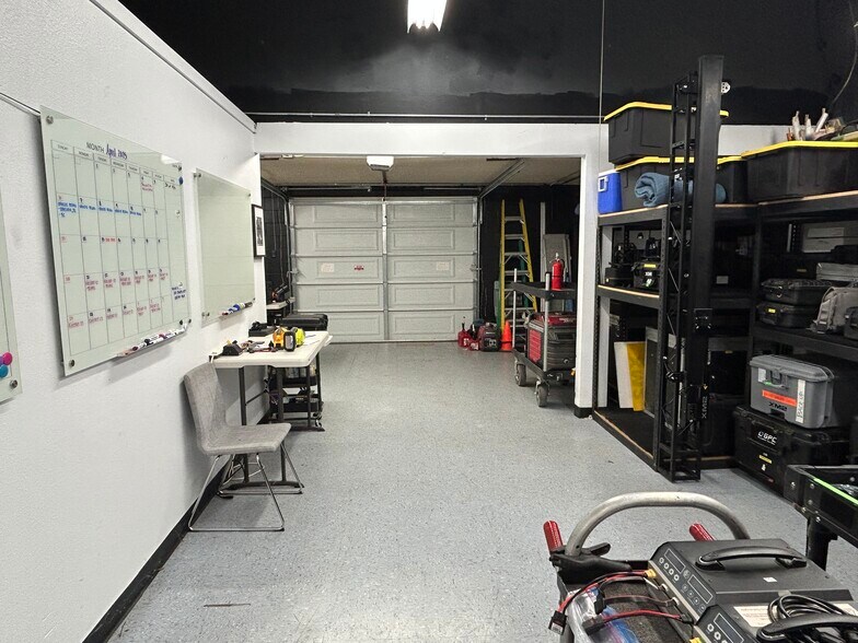 More Photos Of 16142 Wyandotte St, Van Nuys Warehouse For Lease