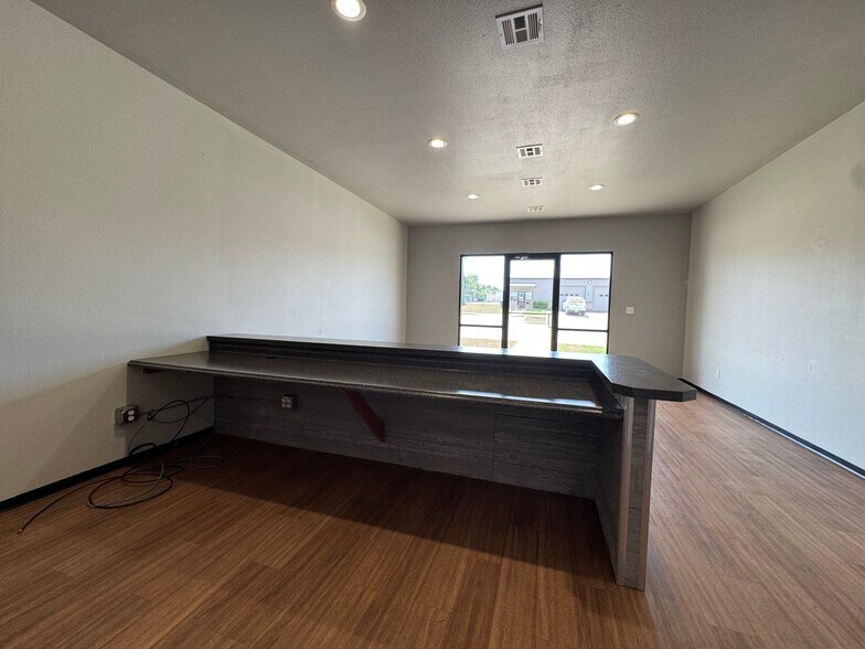 More Photos Of 165 Williams St, Tahlequah Industrial For Lease