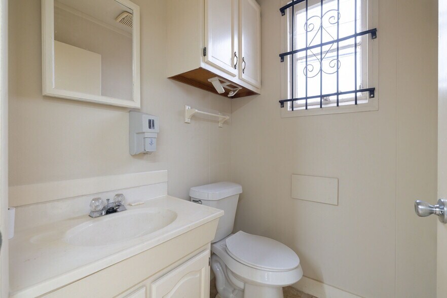 More Photos Of 2930 E Houston St, San Antonio Industrial For Sale