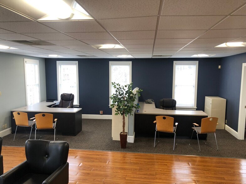 More Photos Of 156 E Market St, Martinsville Office Residential For Lease