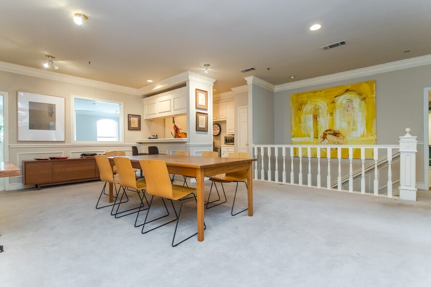 More Photos Of 4821 Broadway St, Addison Office For Sale