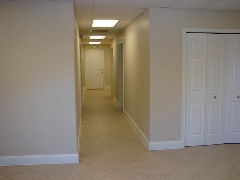 More Photos Of 9041 Wingtip Dr, Houston Warehouse For Lease