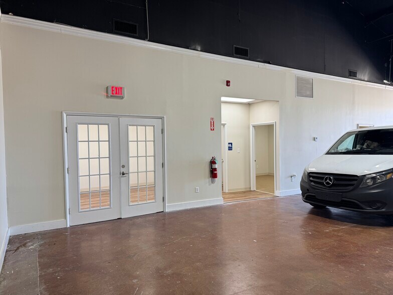 More Photos Of 5905 Scott Blvd, Horn Lake Light Distribution For Lease