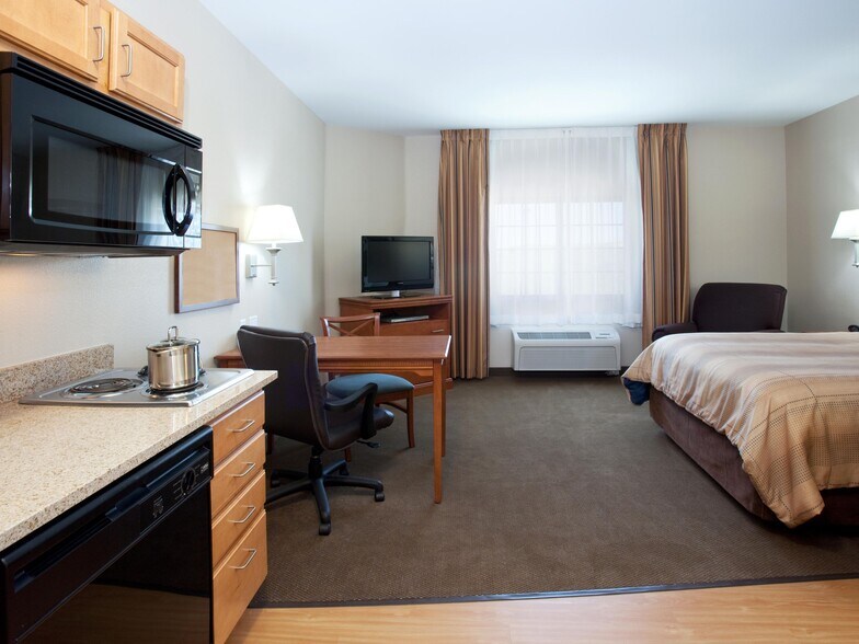More Photos Of 92 Commerce St, Craig Hotel For Sale