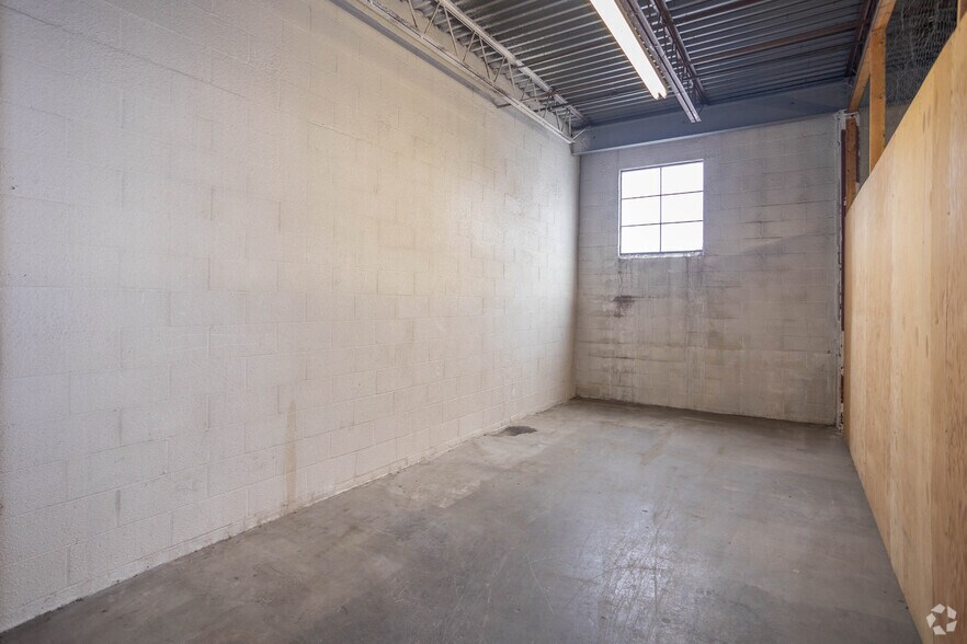 More Photos Of 11 E 2nd St, Mineola Warehouse For Lease