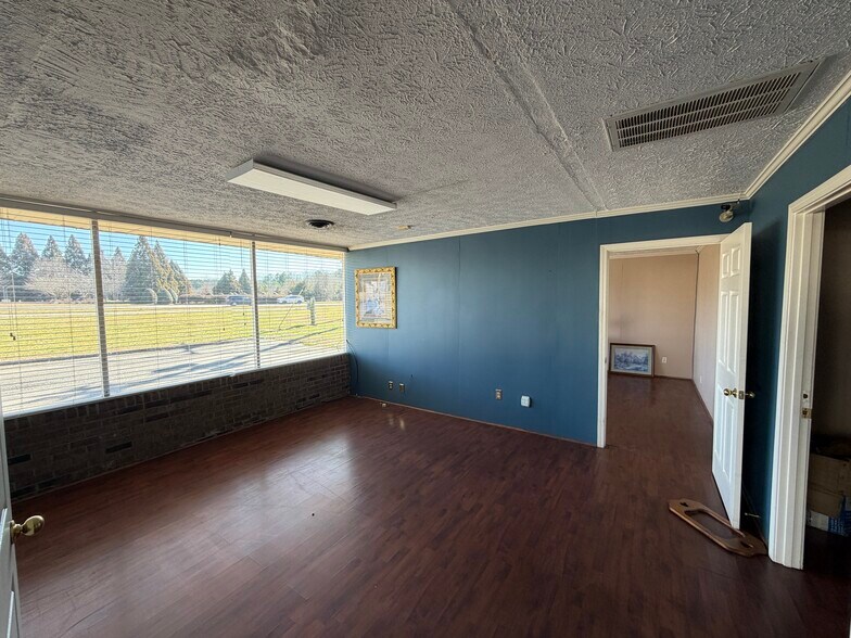 More Photos Of 1913 US 41 Hwy SW, Calhoun Flex For Lease