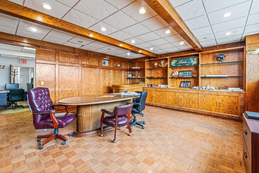 More Photos Of 75 Windsor Ave, Mineola Warehouse For Sale