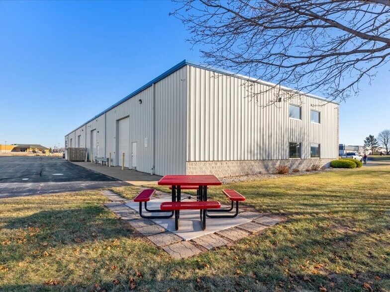 More Photos Of 801 Heritage Rd, De Pere Office For Lease