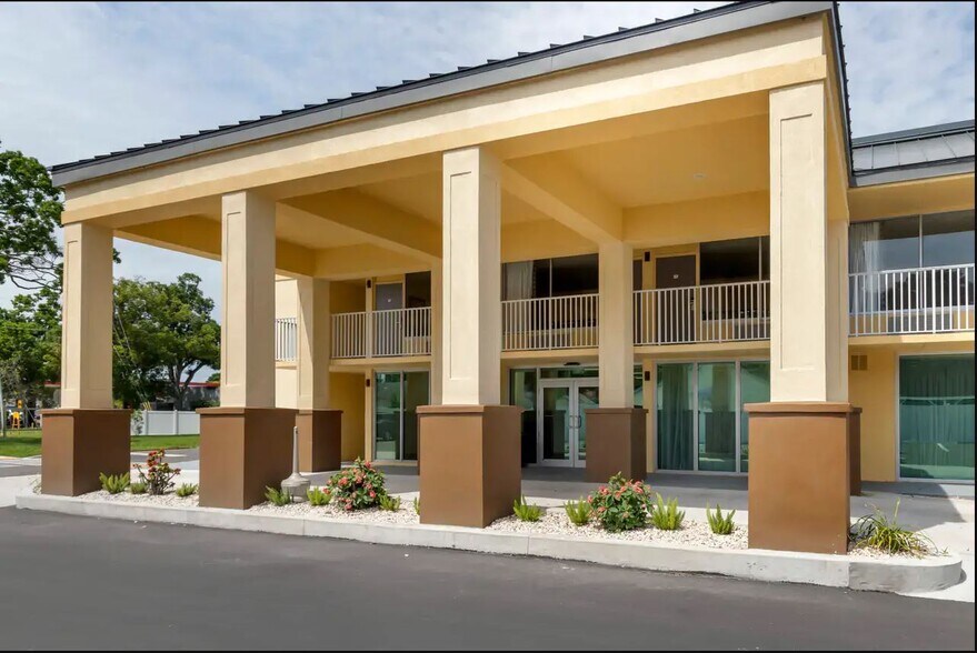 More Photos Of 2595 54th Ave N, Saint Petersburg Hotel For Sale