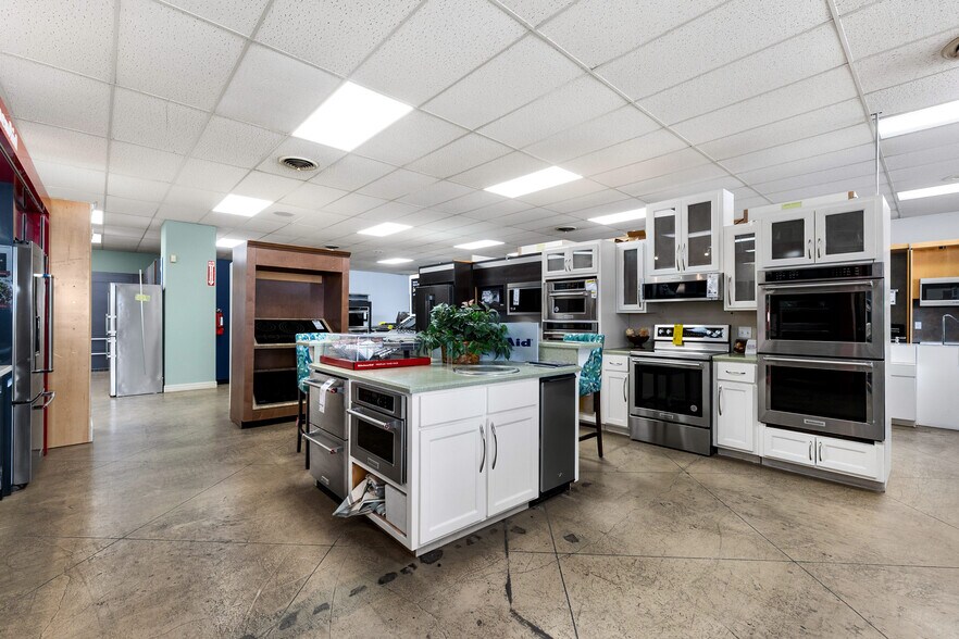 More Photos Of 3101 N 10th St, McAllen General Retail For Lease