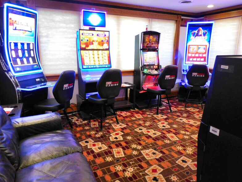 More Photos Of 5555 N Clark St, Monroe Center Restaurant For Sale