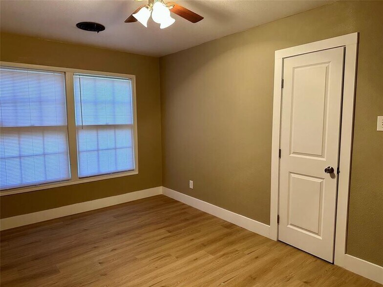 More Photos Of 503 Bolivar St, Denton Freestanding For Sale