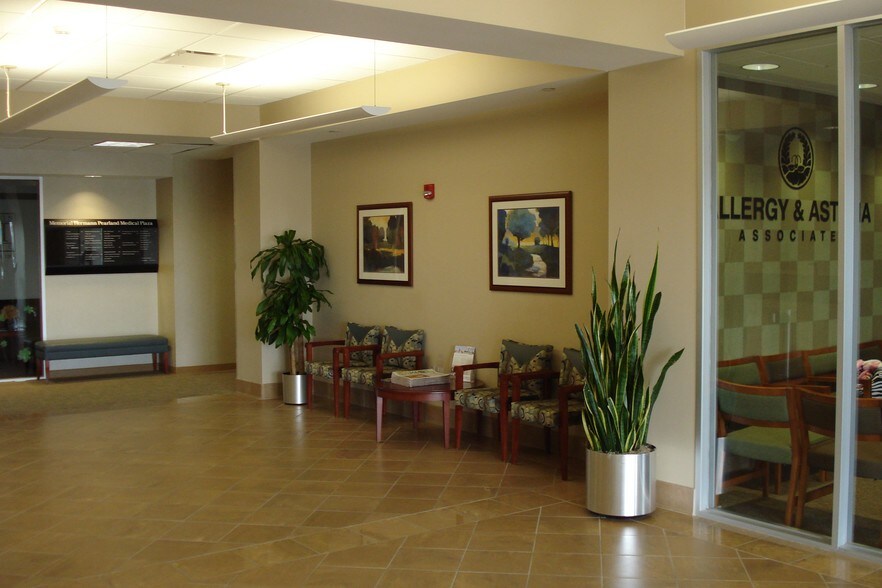 More Photos Of 10905 Memorial Hermann Dr, Pearland Medical For Lease