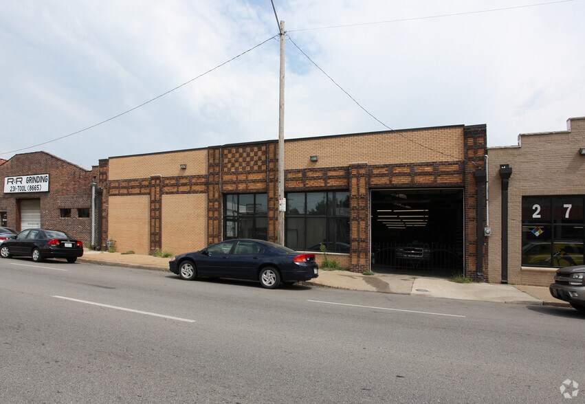 Primary Photo Of 2704 E Truman Rd, Kansas City Service For Lease