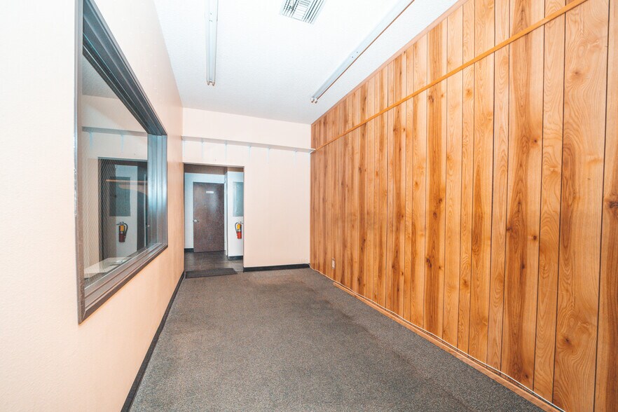 More Photos Of 20942-20948 Bloomfield Ave, Lakewood Unknown For Lease