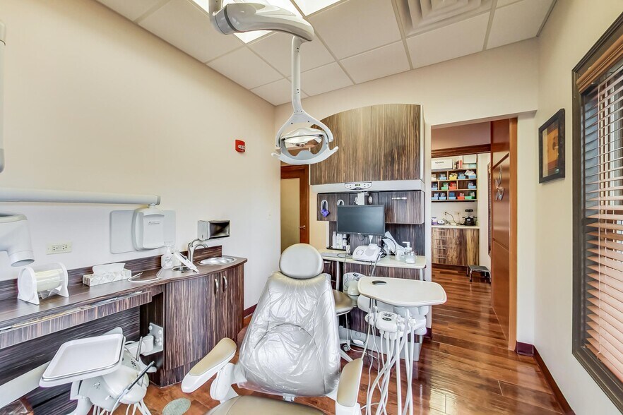 More Photos Of 1421-1431 McHenry Rd, Buffalo Grove Office For Sale