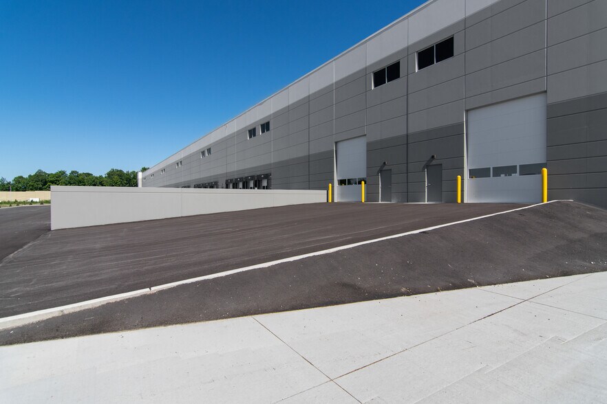 More Photos Of 9141 S 13th St, Oak Creek Warehouse For Lease