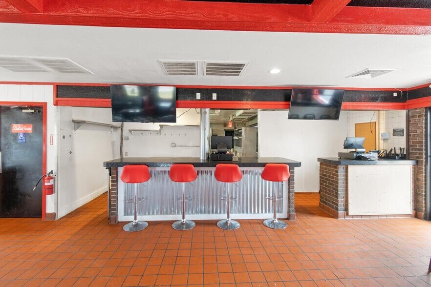 More Photos Of 1725 George Washington Memorial Hwy, Gloucester Point Restaurant For Sale
