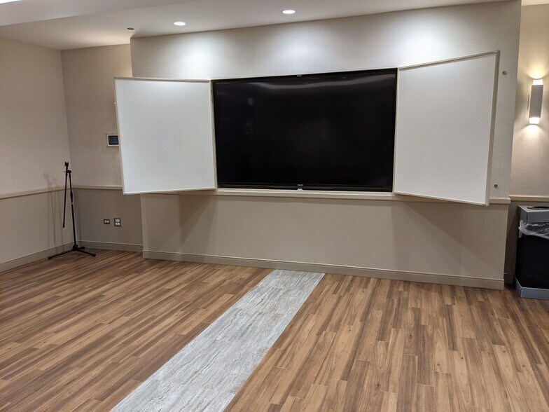 More Photos Of 1111 N Wells St, Chicago Office For Lease