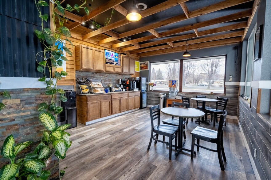 More Photos Of 577 W Monroe St, Burns Hotel For Sale