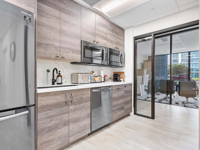 More Photos Of 600 NE 36th St, Miami Apartments For Lease