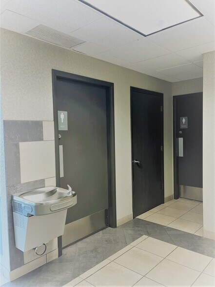 More Photos Of 960 Rand Rd, Des Plaines Office For Lease