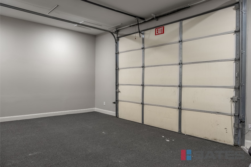 More Photos Of 198 Brothers Blvd, Red Oak Flex For Lease