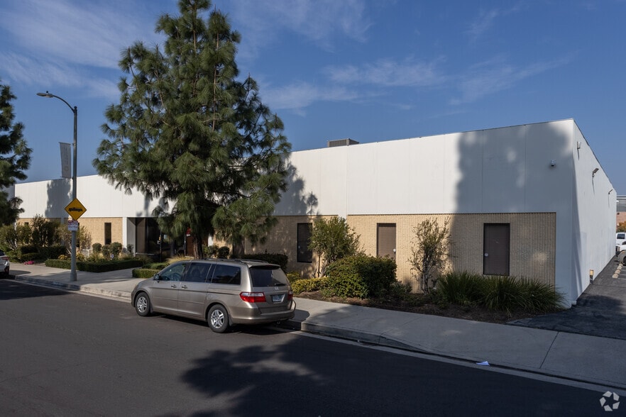 More Photos Of 16611-16615 Arminta St, Van Nuys Flex For Lease