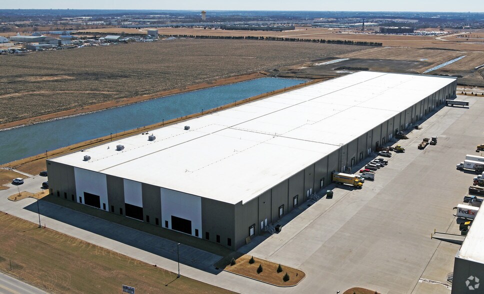 More Photos Of 200 SE 37th St, Grimes Distribution For Lease