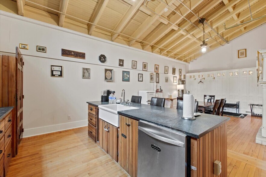 More Photos Of 49 Florida Ave, Amsterdam Hospitality For Sale