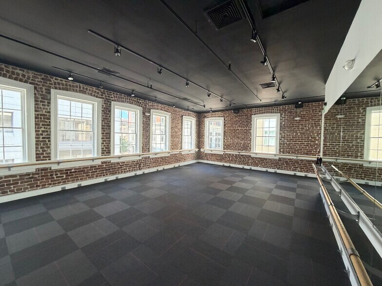 More Photos Of 10 Whitaker St, Savannah Storefront Retail Residential For Lease