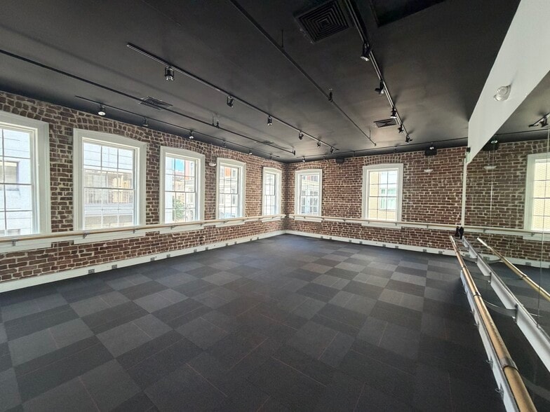 More Photos Of 10 Whitaker St, Savannah Storefront Retail Residential For Lease