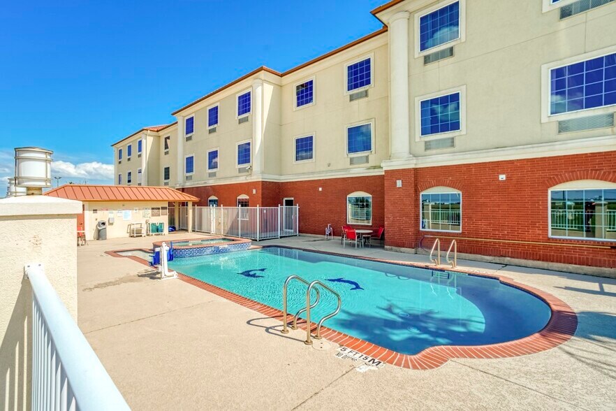 More Photos Of 3606 89th St, Galveston Hotel For Sale