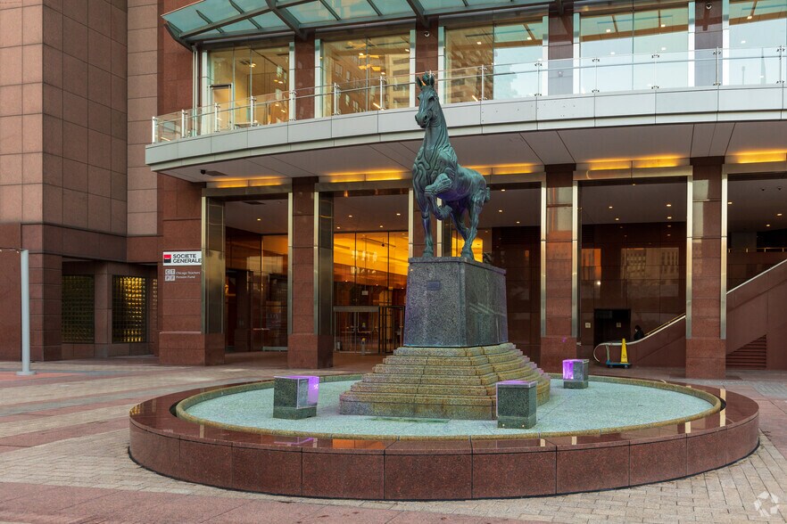 More Photos Of 425 S Financial Pl, Chicago Office For Lease