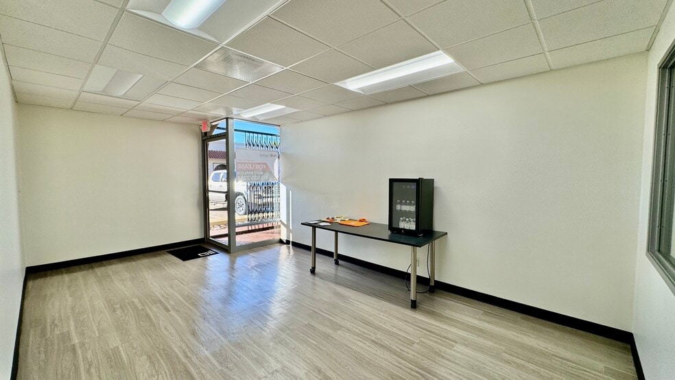 More Photos Of 18320-18330 Oxnard St, Tarzana Unknown For Lease