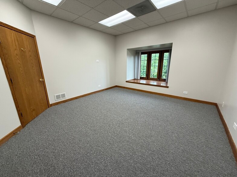 More Photos Of 28085 N Ashley Cir, Libertyville Medical For Sale