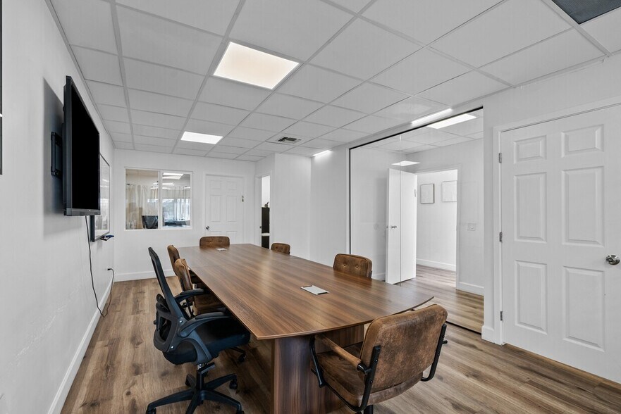 More Photos Of 14530 Hamlin St, Van Nuys Loft Creative Space For Lease