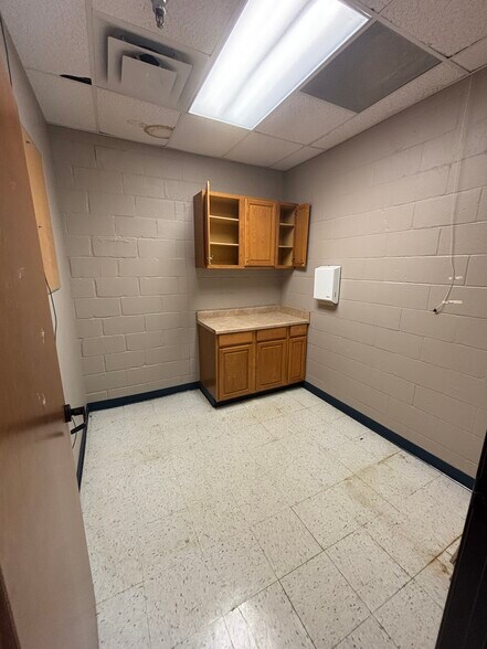 More Photos Of 315-330 E Spring St, Palestine Unknown For Lease