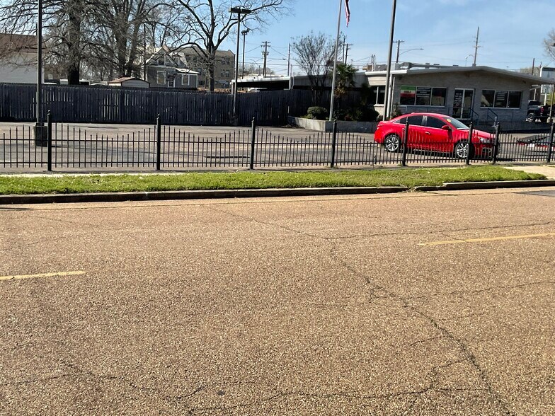 More Photos Of 208 E Grand Ave, Marshall General Retail For Sale