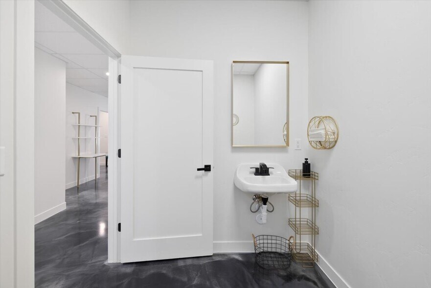 More Photos Of 204 S Durbin St, Casper Flex For Lease